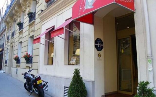 Отель Hôtel des 3 Poussins вид на фасад