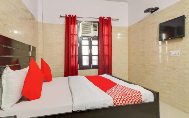 OYO 77297 Hotel Mauryans