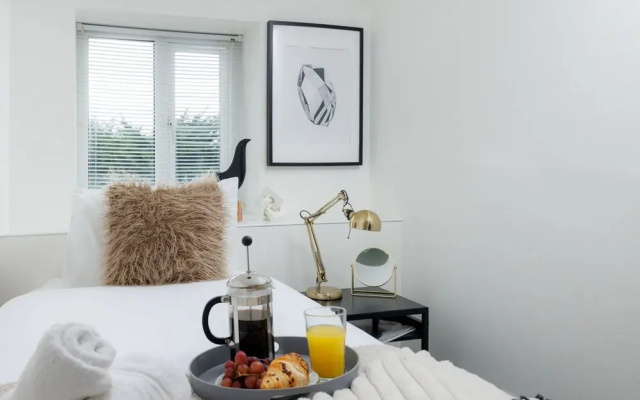 Modern 3 Bed Apartment - Parking