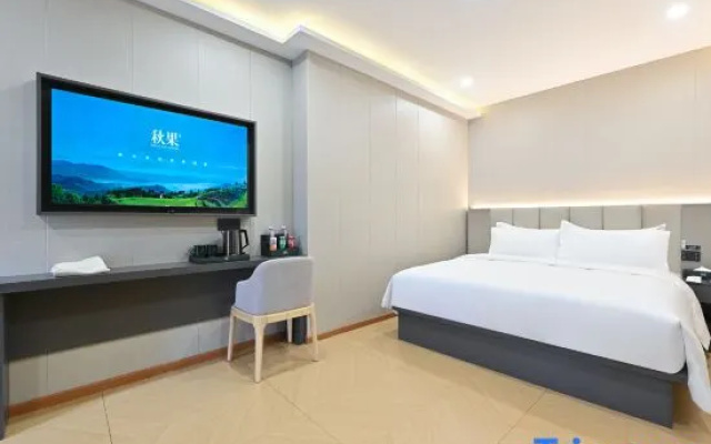TRUE GO Hotel X (Beijing Guomao CBD Gaobeidian Subway Station)