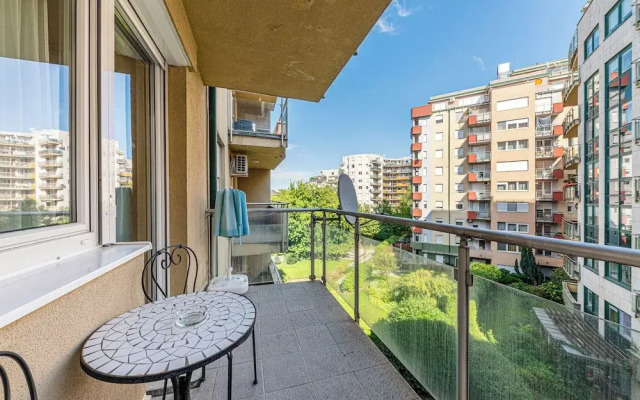 La Dolce Vita –Massage Shower Stay W/ Ac + Balcony