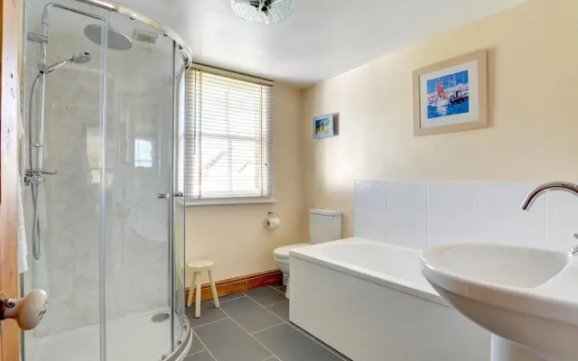 Cozy Holiday Home in Padstow near Beach