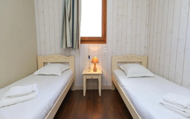 6-person Accessible Wooden Chalet