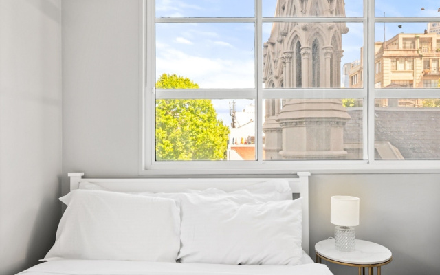 Central 3-bed Apartment in Vibrant Melbourne