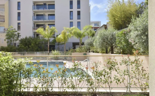 MODERN GARDEN-LEVEL APARTMENT 2 mn from the beaches !