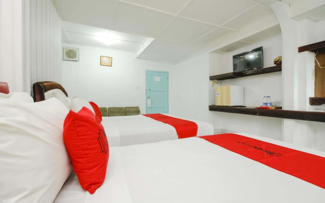 RedDoorz near Pelabuhan Tanjung Pandan Belitung