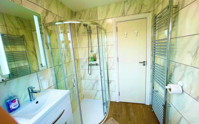 1 Bed Apartment - Sleeps 4 - Pets - Free Parking