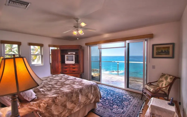 Hale Honu Oceanfront by RedAwning