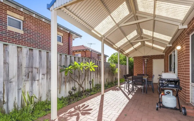 Stylish 3-bed Townhouse With Courtyard & BBQ