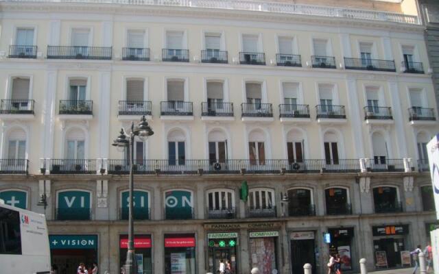 Отель Puerta del Sol Rooms вид на фасад