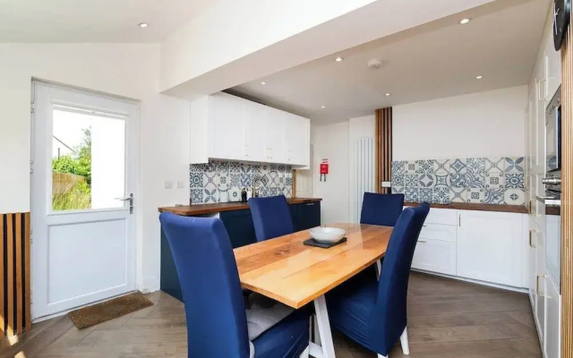 3 Bed House-free Parking