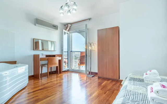 Modern Furnished Apartment Near Shops and Restaurants