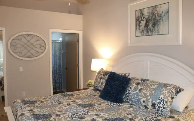 ​Near Theme Parks! Spectacular New 3 BR Home, Sleeps 7, Patio, Pool!