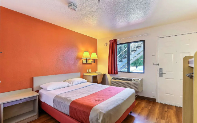 Motel 6 Pinole, CA