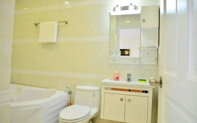 Smiley Apartment 15