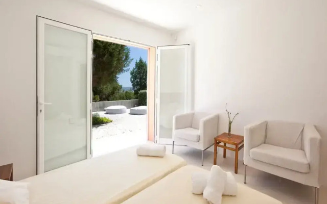 Beautiful Villa in Inviting Space