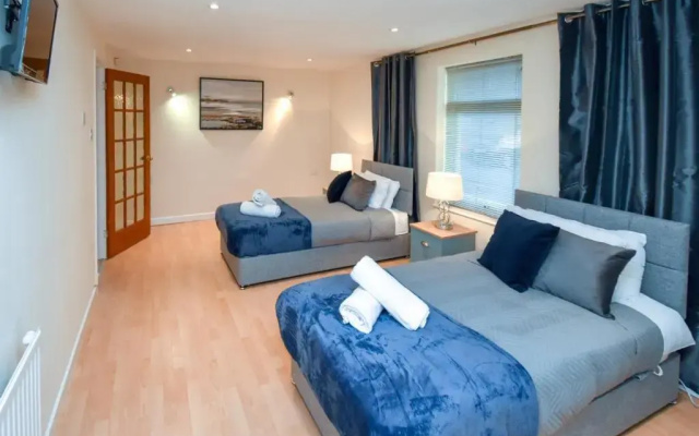 Silicon Court -Milton Keynes -4 bedroom Sleeps 7