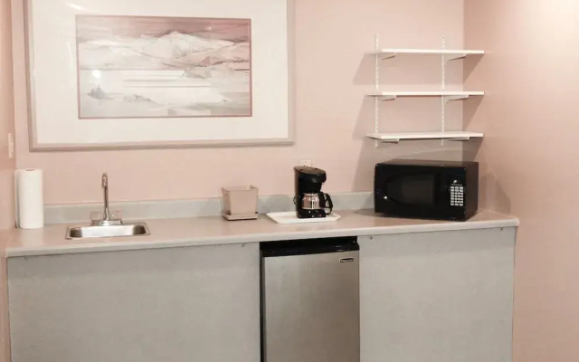 America's Airport Inn & Suites