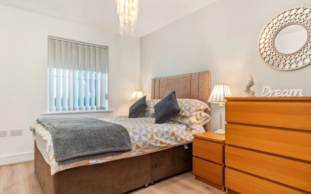 12 Rhodewood - Modern Apartment Close to Village and Beach
