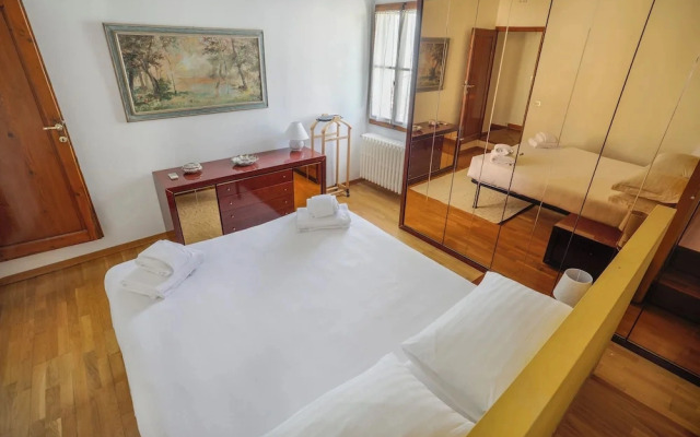 Bright Last-Floor Apartment with Terrace