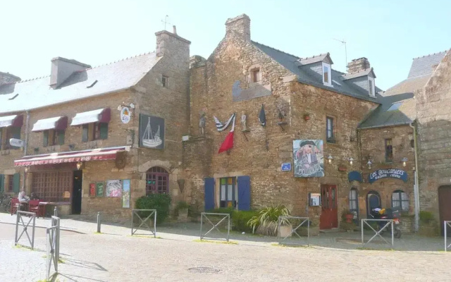 Holiday Home in Plouarzel Near Sandy Beaches