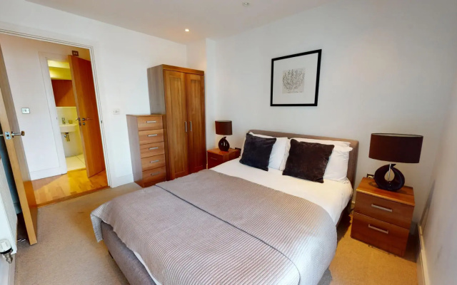 Deluxe Two Bed Apartment w Balcony in Canary Wharf
