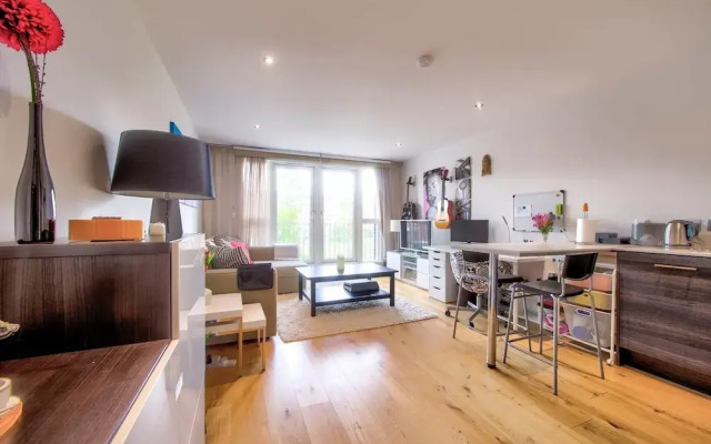 Bright, Modern 1 Bed in Melvin Walk