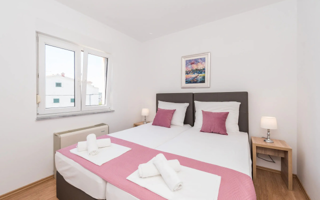 Apartment Gabriel 220m from the beach