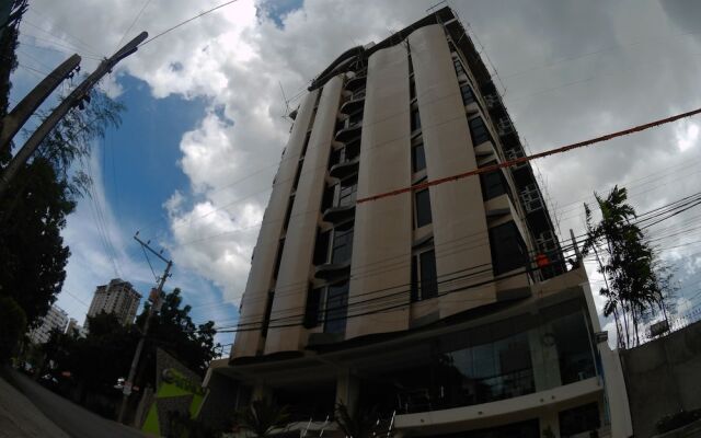Eastland Hotel and Residences вид на фасад