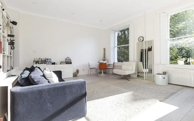 Well Presented one Bedroom Apartment Located in the Fabulous Notting Hill