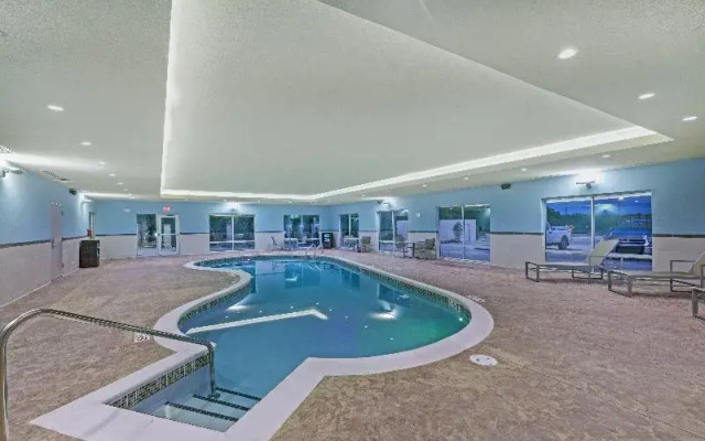 Holiday Inn Express & Suites Parsons