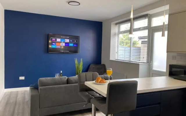 HU-Thirteen Apt One - Sleeps 4