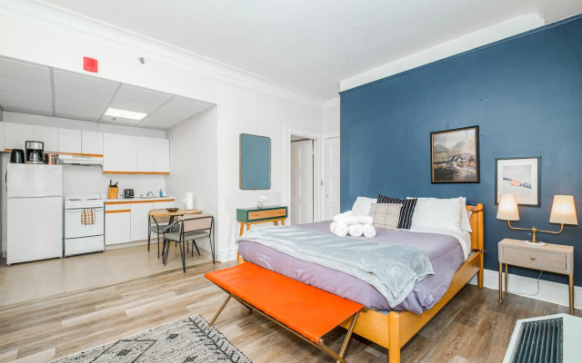 Modern Studio + Train | Theatre District | Evonify