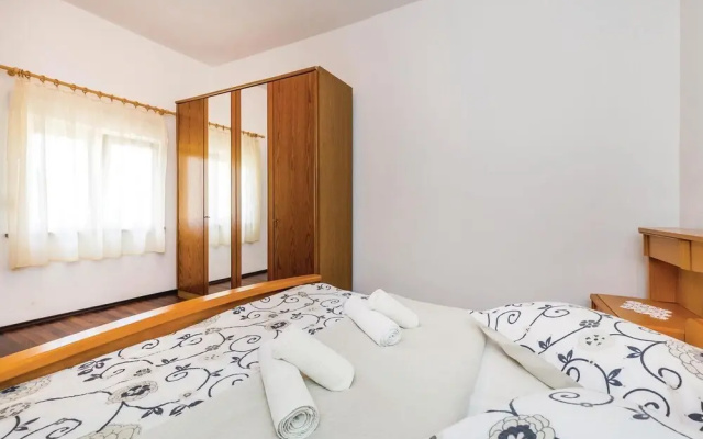 Beautiful Apartment in Lukovo Sugarje With 2 Bedrooms