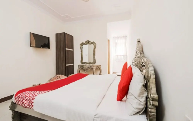 OYO 18401 Ivory Palace
