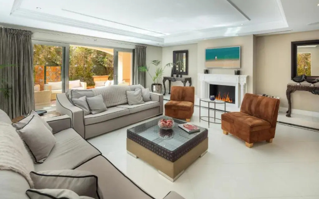 Cubo's Luxury Beach Front Duplex Puerto Banús