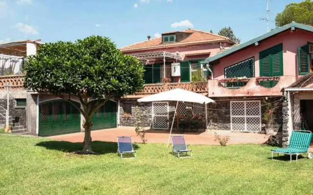Villa with garden near the sea, with wi-fi