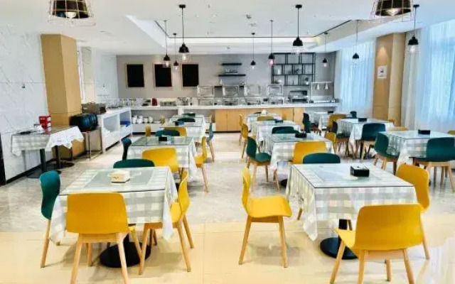 Weina Hotel (Wuhan Dahualing Subway Station Aeon Mall)