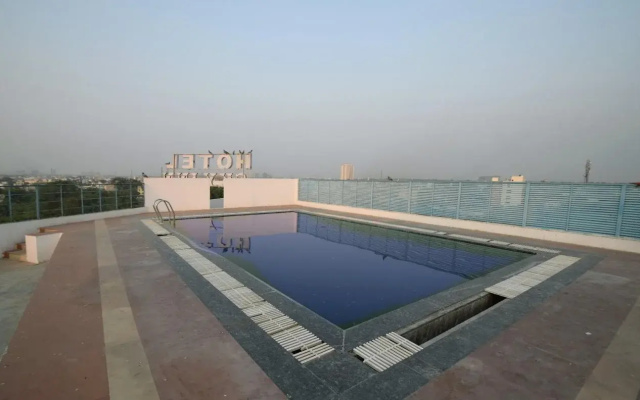 OYO 23499 Hotel Sky Inn