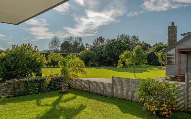 Sunlight Bach - Whitianga Holiday Home