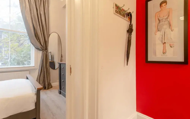 British Pad Near Earl's Court, Kens. & Hyde Park