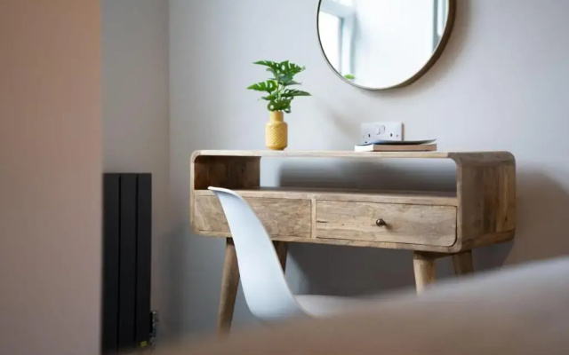 Spacious - Contemporary 2BR Apartment - Central Ambleside - Parking
