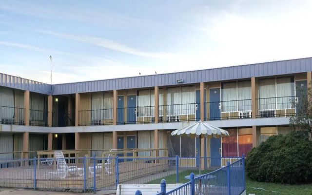 Castle Inn & Suites