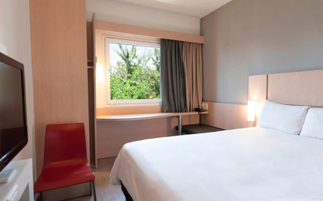Ibis Pilar