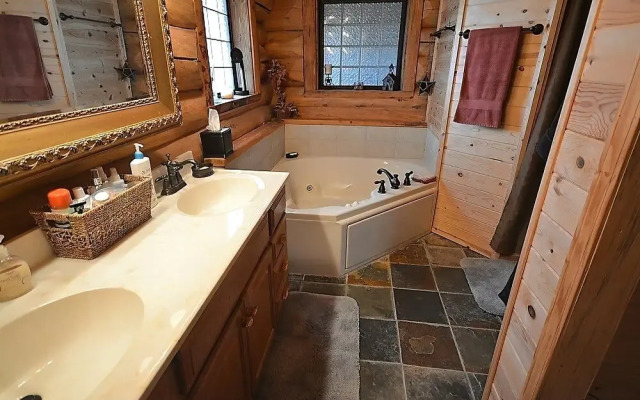 High Lonesome - Three Bedroom Cabin