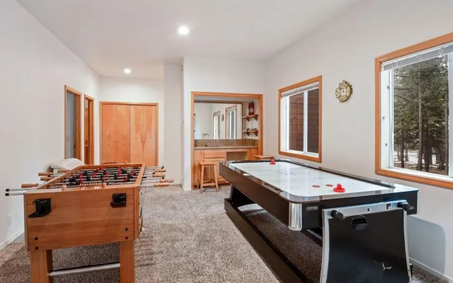 Truckee Pines Retreat Game Room & Forest Views