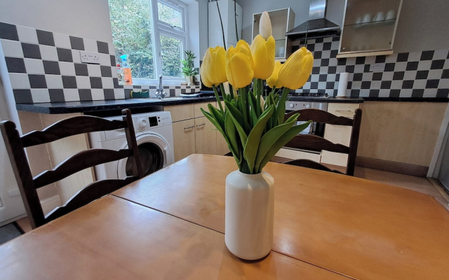 2 Bed Home - Parking, Wifi, Smart Tv