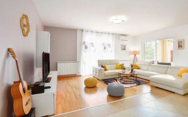 Awesome Home in Dugopolje With Wifi and 4 Bedrooms