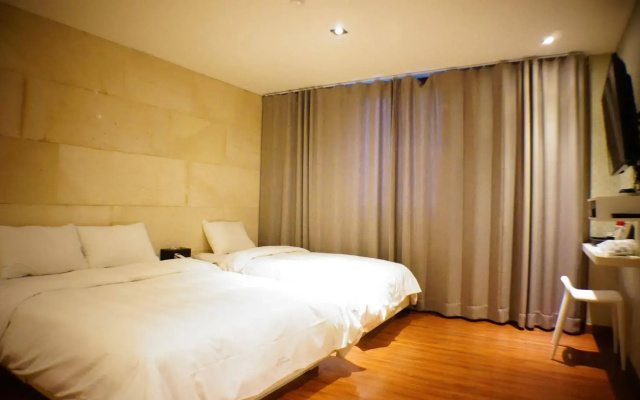 Hotel At noon