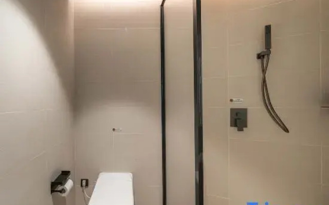 SK Simple Luxury Hotel (Shanghai Xujiahui Gymnasium Subway Station)